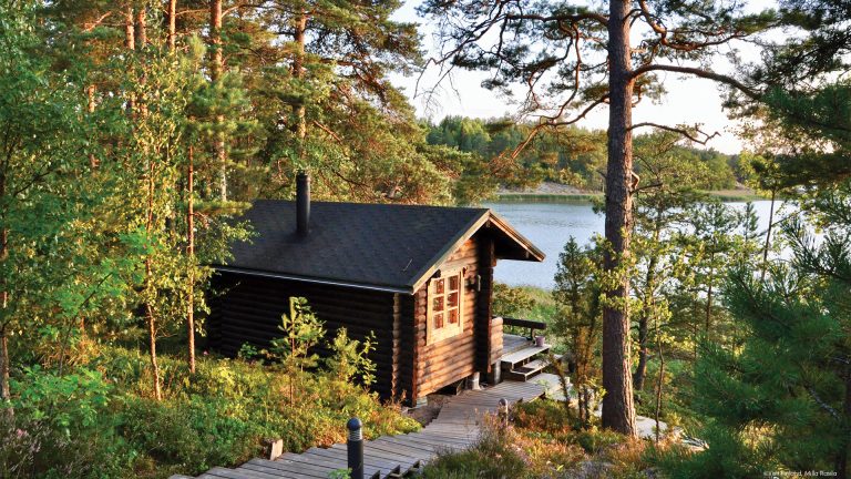 Finsk stuga i skogen