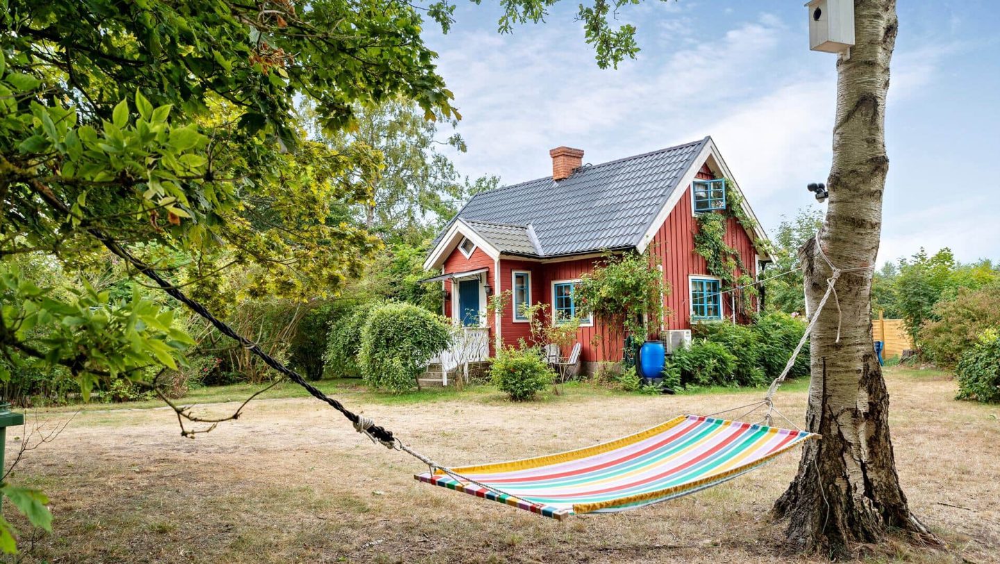 Ferinahus in Schweden mit Hängematte