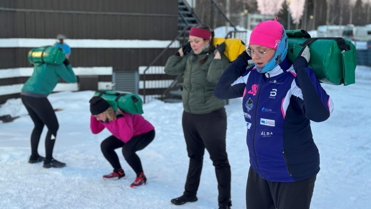 Frauen treiben Sport im Schnee