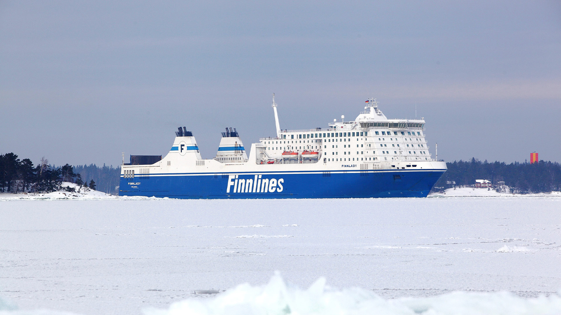 Prom Finnlines na zimowym morzu