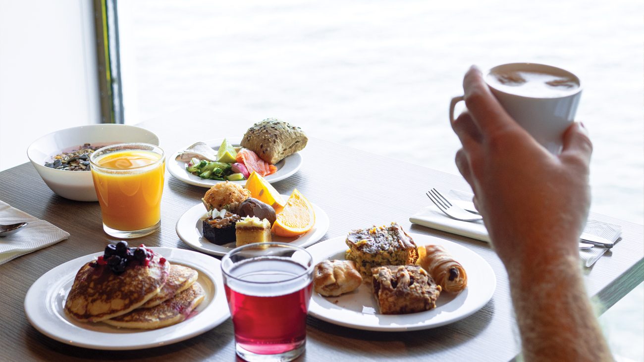 Gedeckter Frühstückstisch im Schiffsrestaurant.