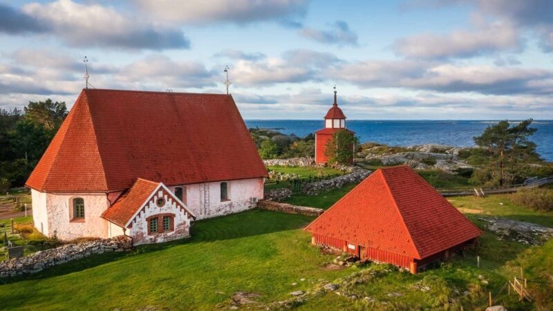 Drie rode gebouwen op het eiland Åland