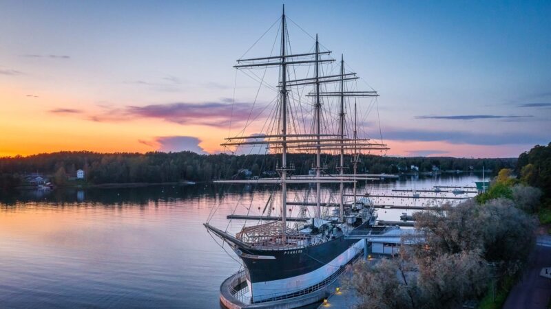 Solnedgång i Mariehamn, utanför  Ålands Sjöfartsmuseum, med museifartyget Pommern. 