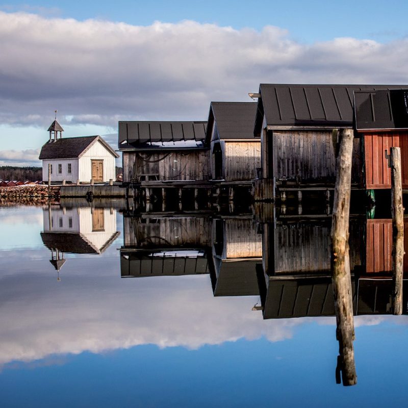 Bild på gamla fiskehus och kyrka i Ålands skärgård