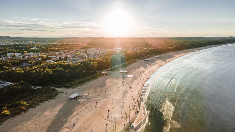 Bild på stranden i Świnoujście i fågelperspektiv.