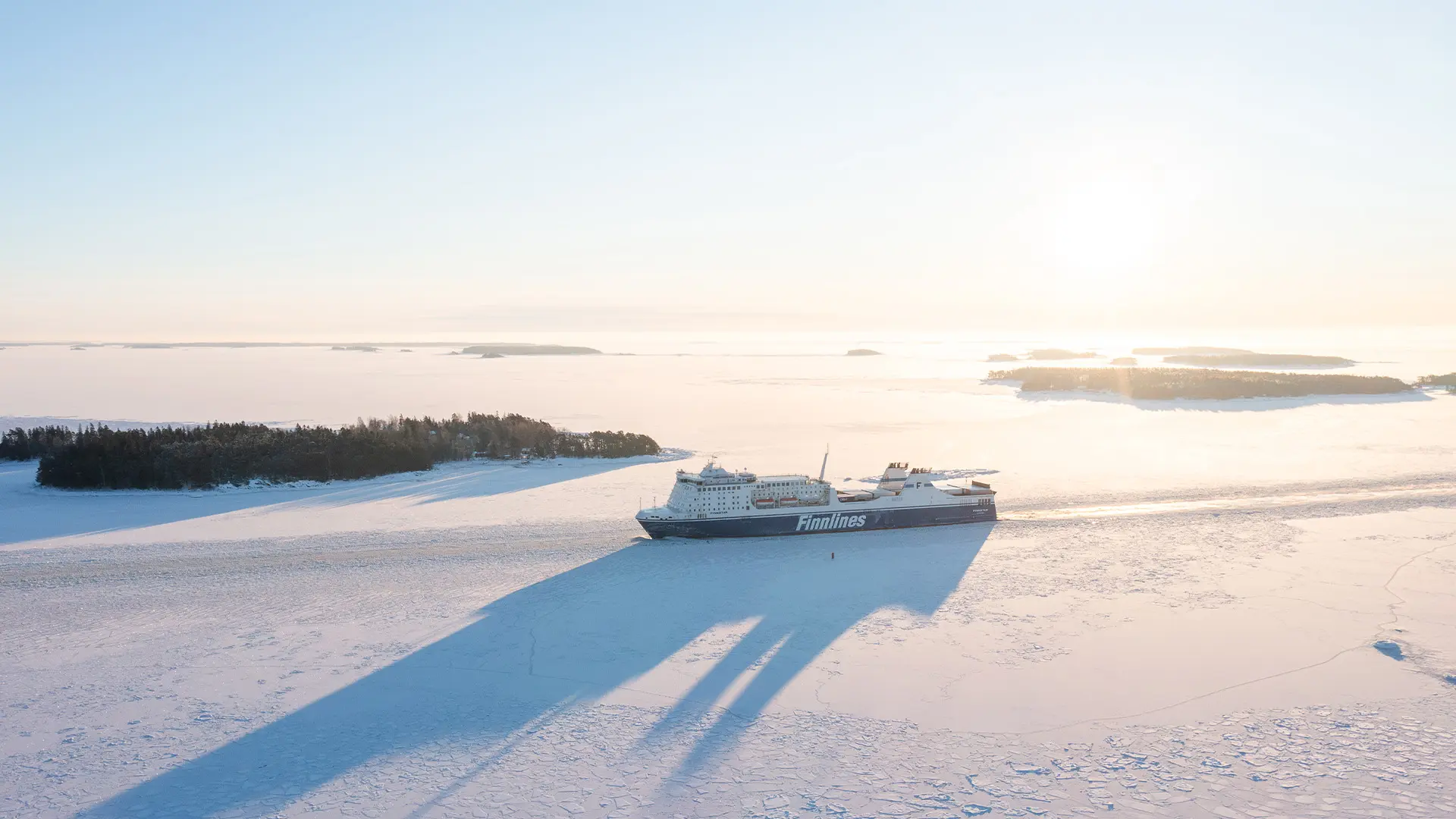 Finnlines-Fähre im Eismeer vor Helsinki.