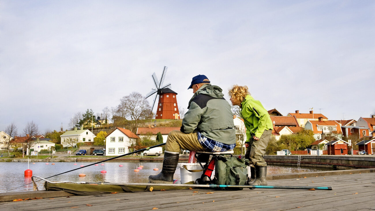 Großvater und Enkel angeln in Schweden