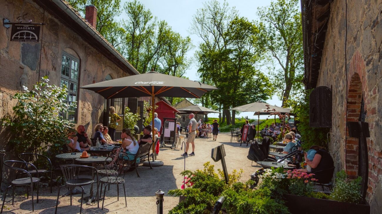 Cafés in der Hafenstadt Fredrikstad in Schweden