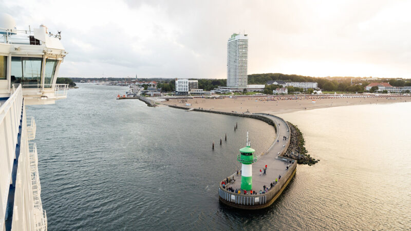 Blick von der Fähre auf das Maritim Strandhotel Travemünde