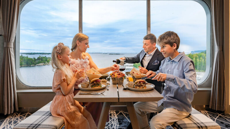 Familj i finkläder som äter middag på Fishermans' Bistro