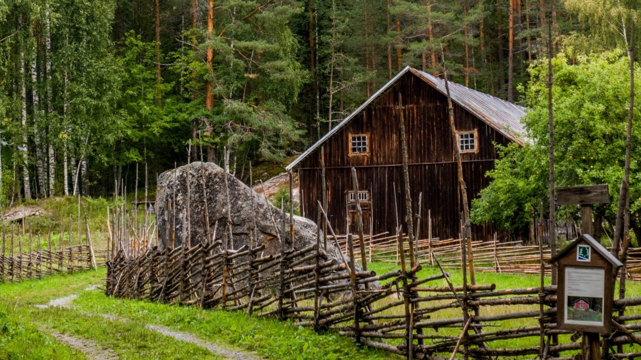 Altes Holzhaus im Wald von von Finnlands Wohlfühlregion Mikkeli.