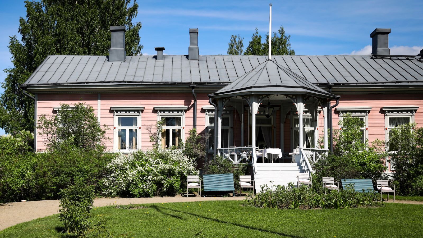 Herrenhaus aus Holz mit pinkem Anstrich in Finnlands Wohlfühlregion Mikkeli.