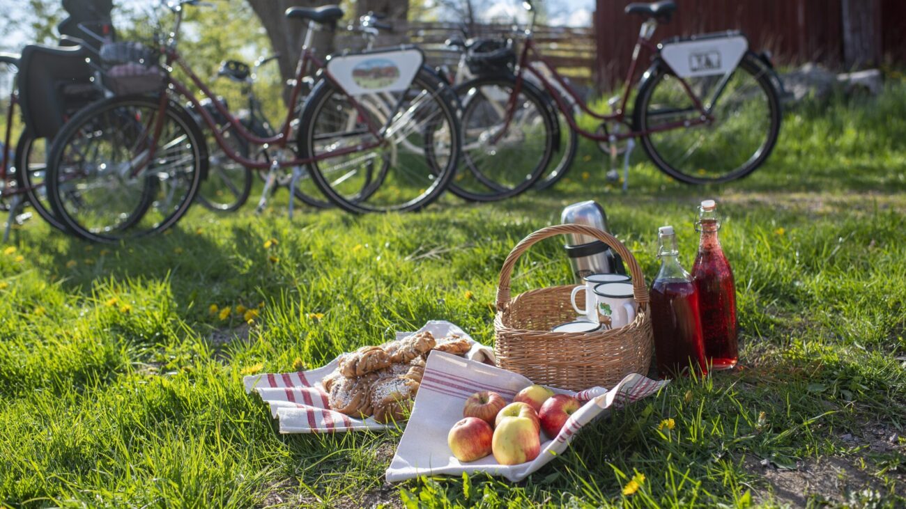 Fahrräder und Picknickkorb mit schwedischen Spezialitäten