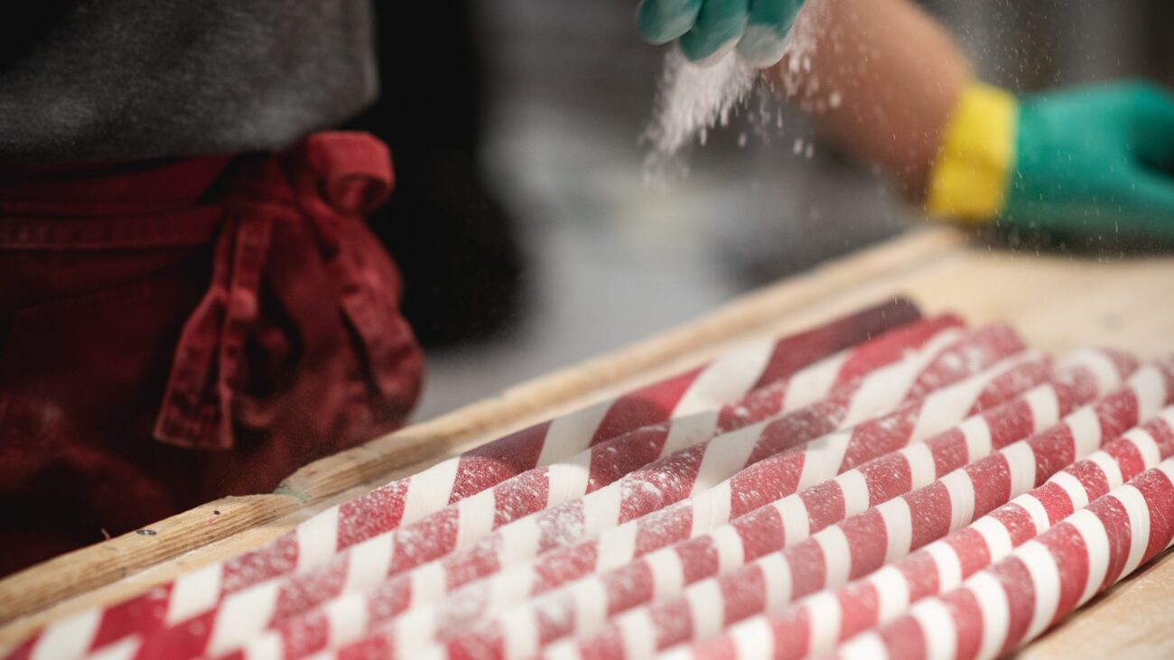 rot-weiße Zuckerstangen in Produktion