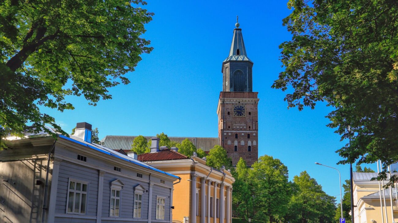 Kirche in Turku mit bunten Holzbauten