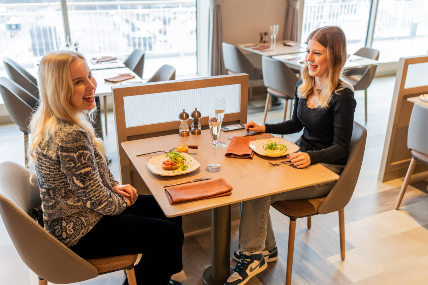 Ystävysten yhteinen reissu. Aino ja Wilhelmiina nautiskelivat brunssilla ja à la cartessa.