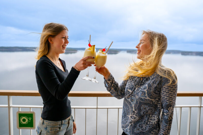 Aino ja Wilhelmiina juhlistivat yhteistä reissua viileillä juomilla