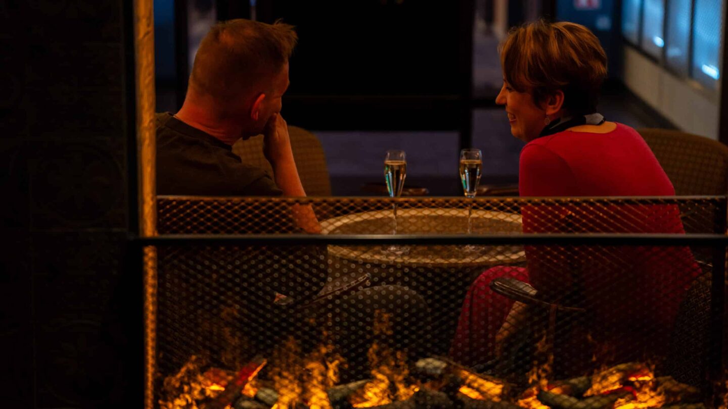 Finnlinesin uudella laivalla pariskunta nauttii drinkeistä