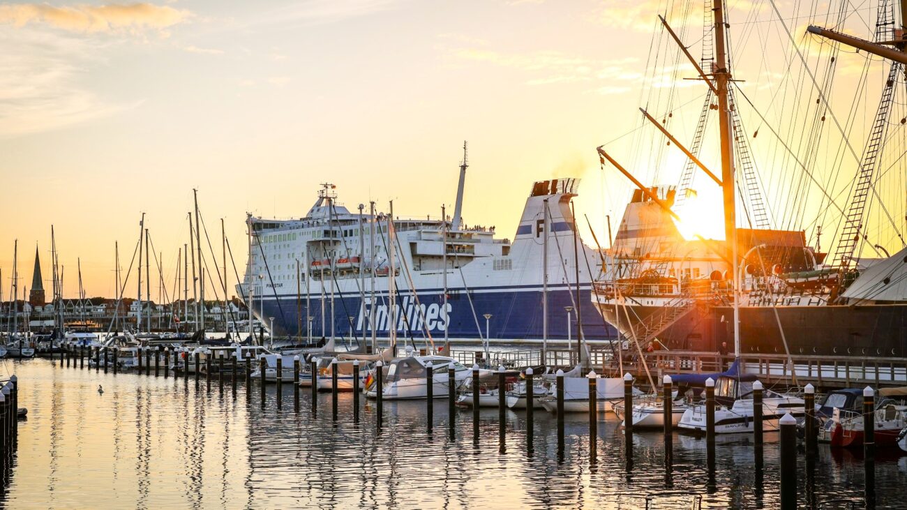 Fähre läuft bei Sonnenuntergang in Travemünde ein