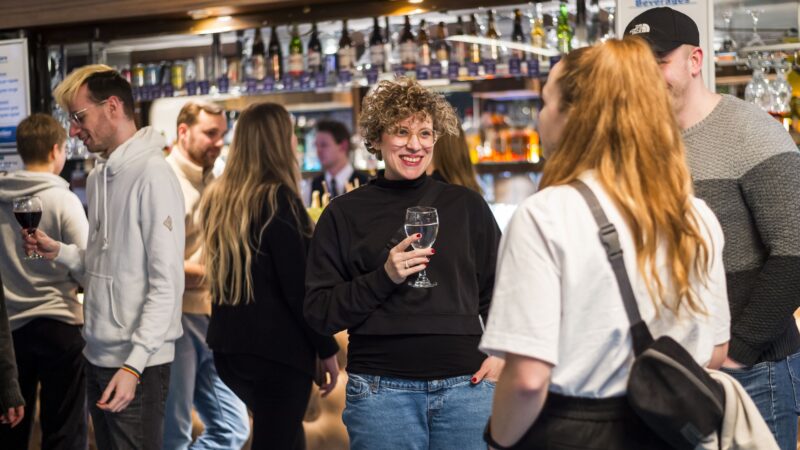 4 Personen stehen in der Schiffsbar und amüsieren sich.