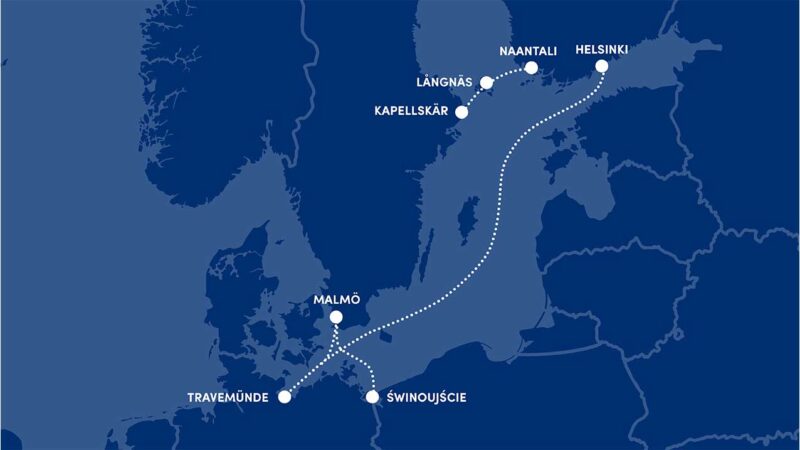 Karttakuva, jossa näkyvät Finnlinesin matkustajaliikenteen reitit Itämeren alueella. Reitit on esitetty kaarevina viivoina, ja ne yhdistävät seuraavat satamakaupungit:

Helsinki (Suomi) – Travemünde (Saksa): suora reitti eteläisellä Itämerellä.

Naantali (Suomi) – Långnäs (Ahvenanmaa) – Kapellskär (Ruotsi): reitti kulkee Långnäsin kautta Ruotsin itärannikolle.

Malmö (Ruotsi) – Travemünde (Saksa): lyhyt eteläisen Itämeren reitti Ruotsin ja Saksan välillä.

Malmö (Ruotsi) – Swinoujscie (Puola): reitti yhdistää Etelä-Ruotsin ja Luoteis-Puolan.

Kartassa näkyvät reittien lähdöt ja määränpäät nimettyinä satamakaupunkeina. Reitit on tarkoitettu matkustajaliikenteelle ja esitetty selkeästi erottuvilla viivoilla taustalla olevalla vaaleasävyisellä Itämeren kartalla.