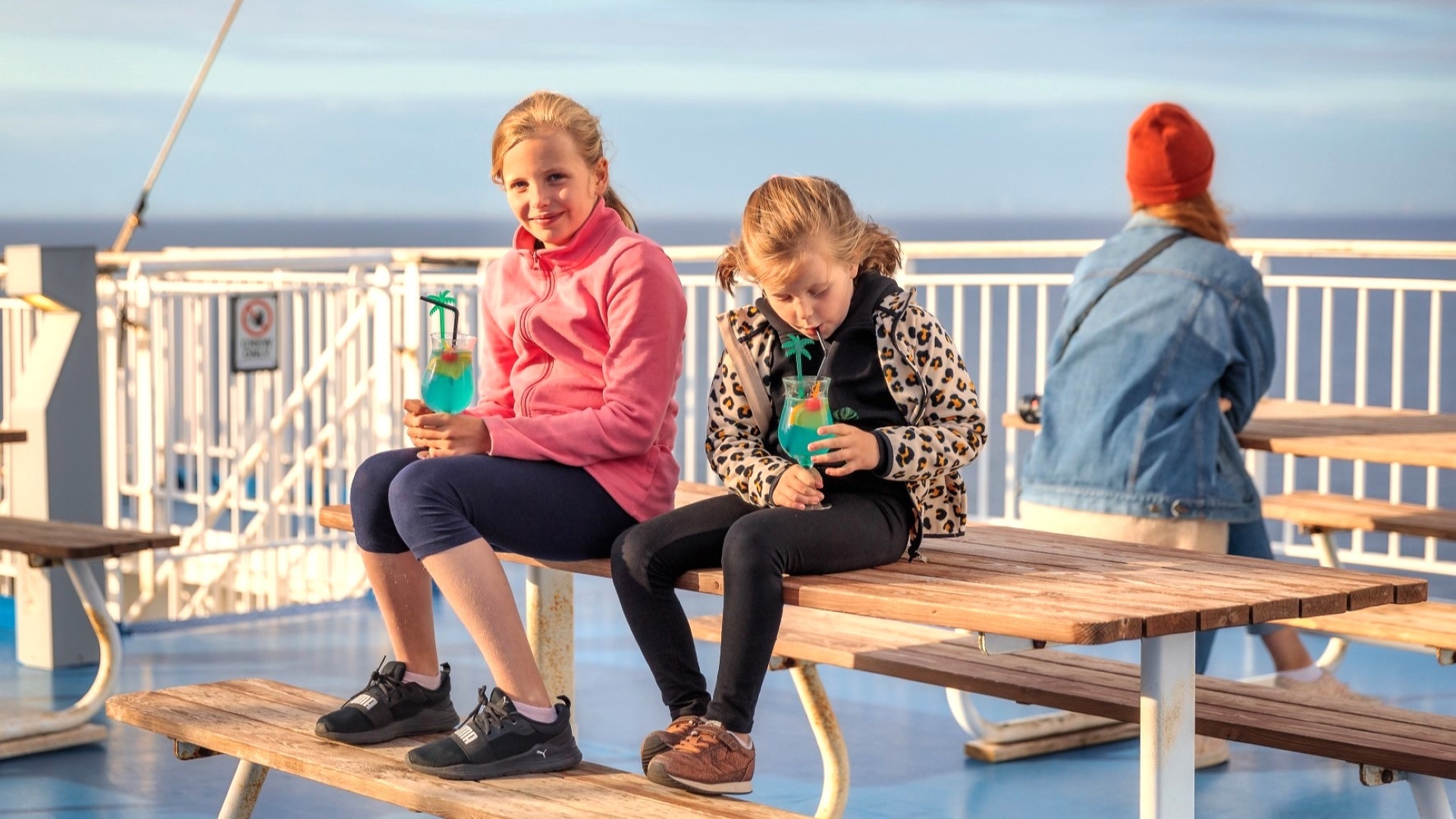 Kinder trinken bunte Mocktails