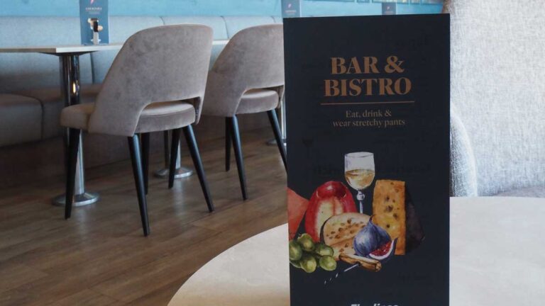 Bistro uudistui ja sen myötä bistron menu sai uuden ulkoasun. Väri tummansininen, kuvassa piirrettyjä juustoja, viikunoita ja viinilasi. Lämpimien sävyjen tilalla on nyt sinistä, merellistä tyyliä sekä harmonisia väriyhdistelmiä.