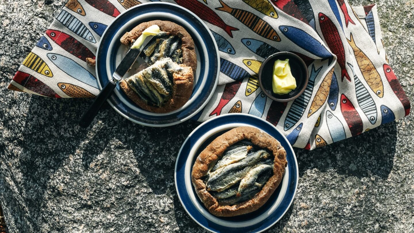 Finnischer Brotkuchen mit Fisch und Fleisch.