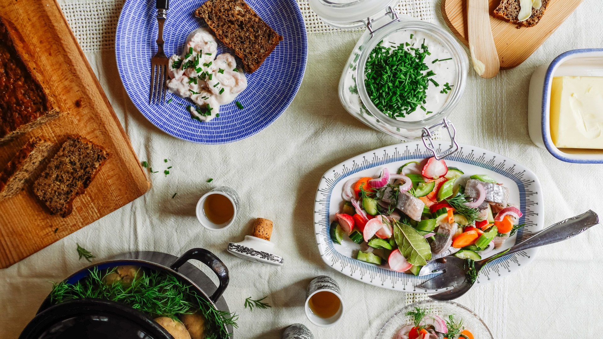 Gedeckter Tisch mit Fischspeisen