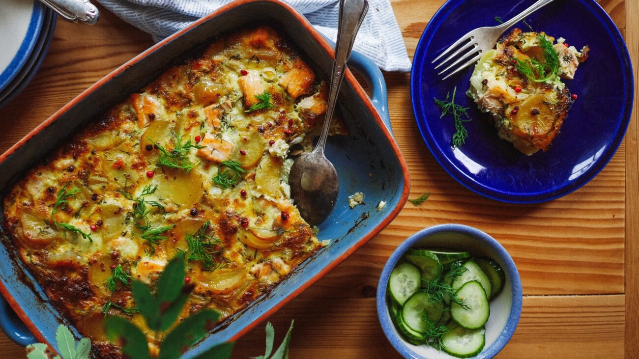 Kartoffel-Lachs-Auflauf und Gurkensalat