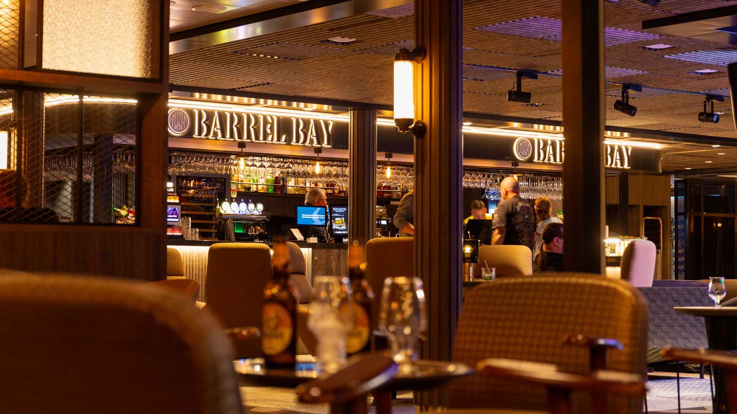 Rentoutumista laivalla: Barrel Bayssa voi istua hyvän juoman kanssa, kuunnella livemusiikkia ja nauttia illasta. Kuvassa tunnelmallinen hetki. Baari näkyy taustalla ja edessä kaksi drinkkiä.
