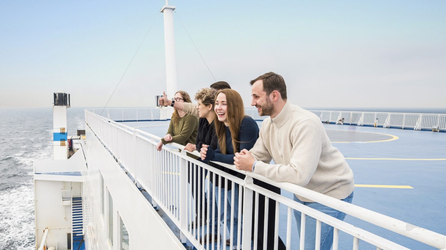 Tagungsgruppe steht an Deck einer Fähre.