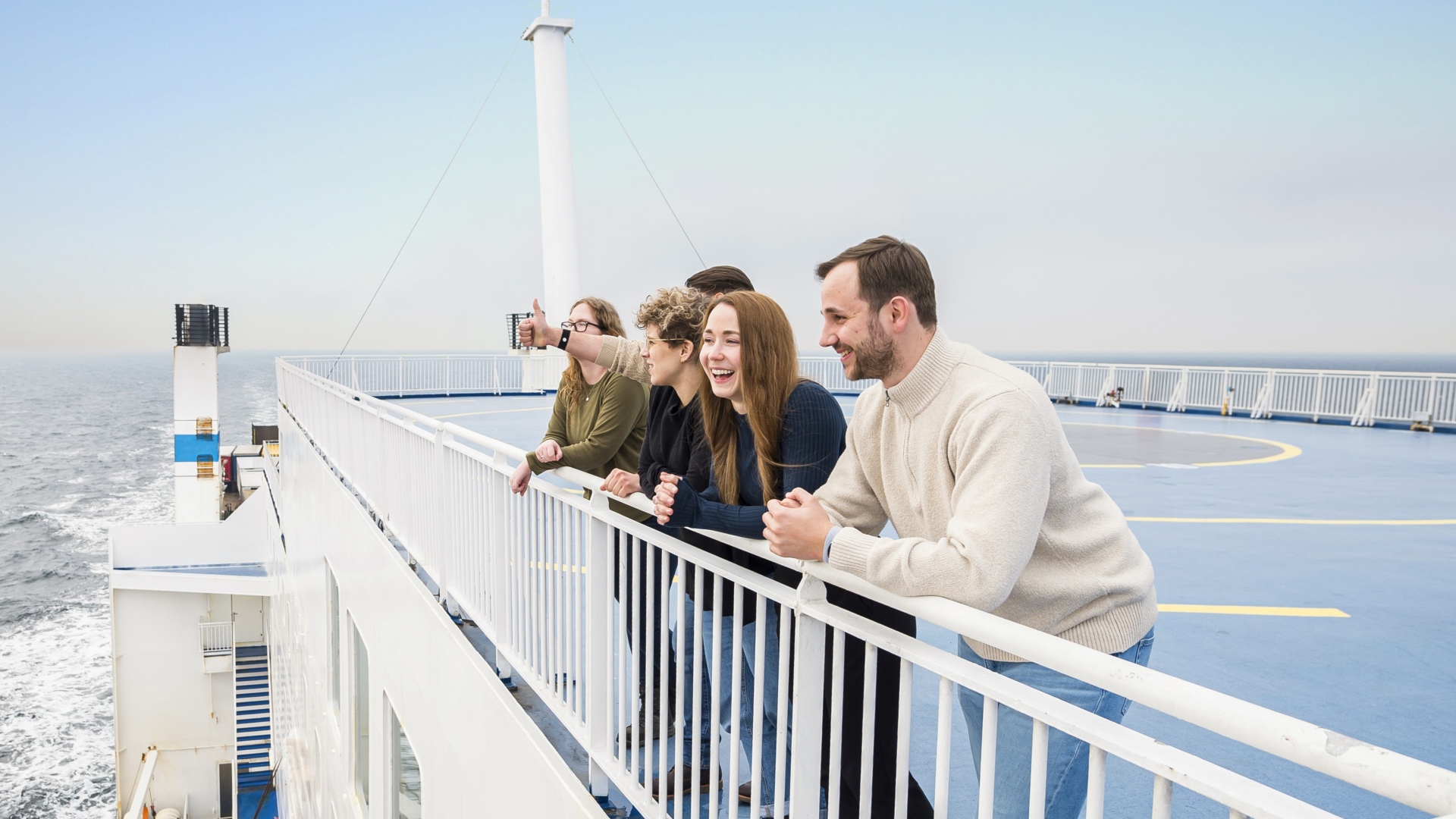 Gruppe an Deck von Fähre