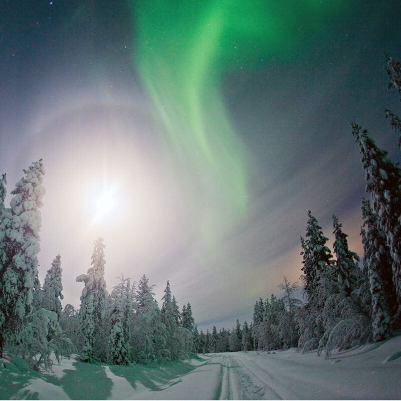 Polarlichter und Schnee in Finnland