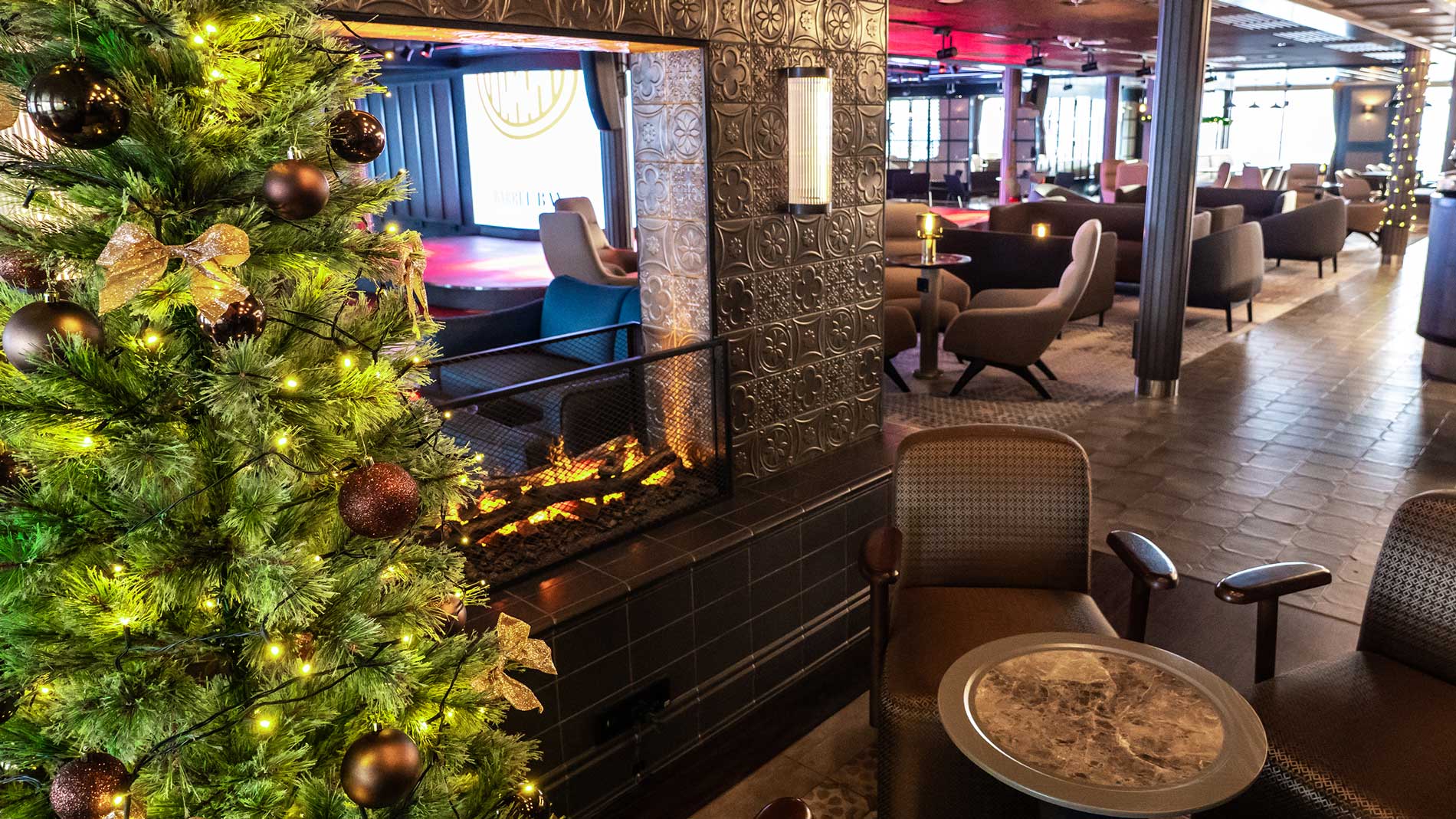 Bild på en julgran och Barrel Bay bar ombord på Finnsirius.