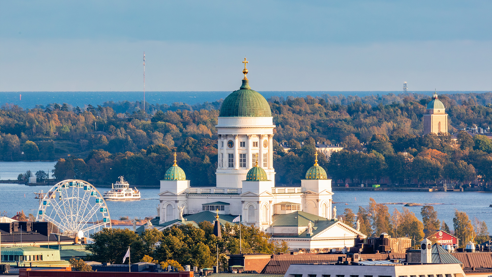 Blick auf den Dom von Helsinki im Herbst