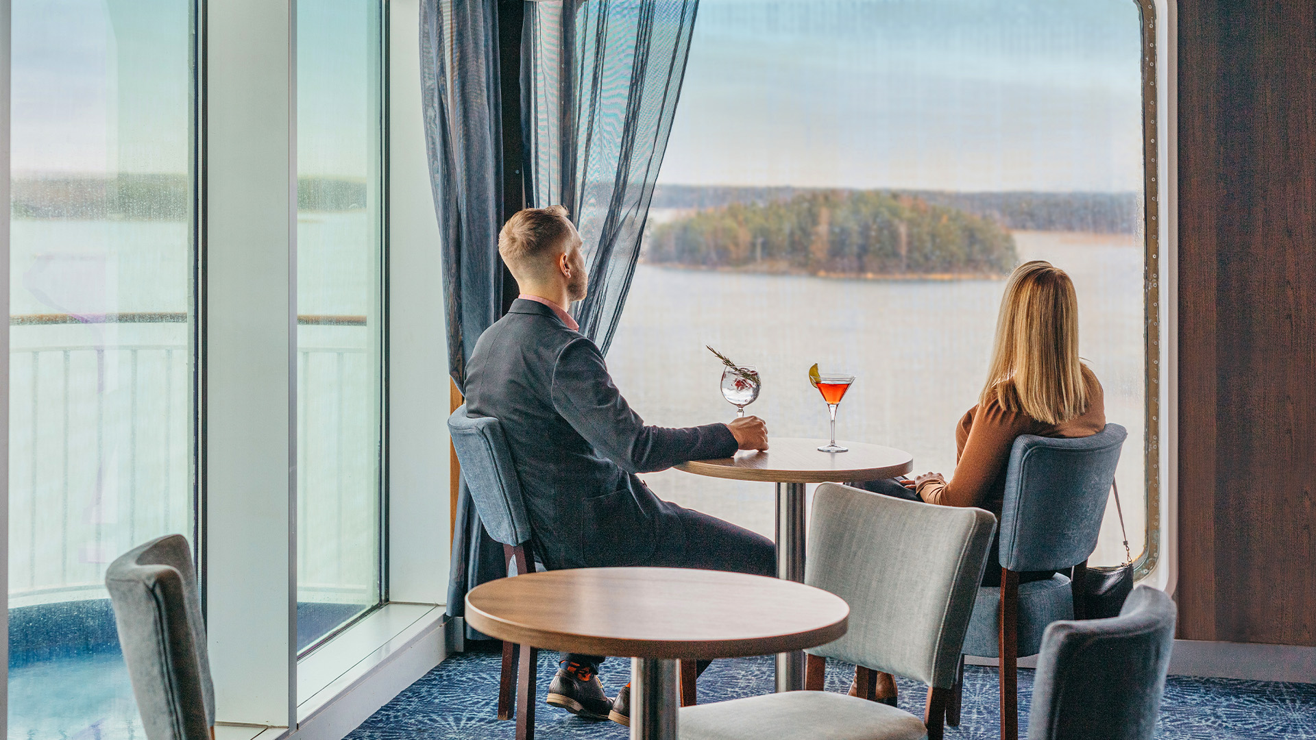 Paar blickt auf die Schären vor Helsinki