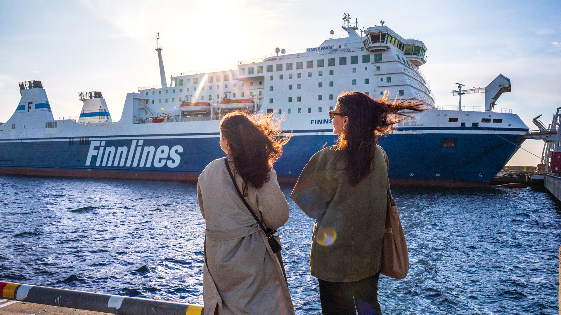 Zwei Frauen stehen vor der Finnlines-Fähre in Schweden.