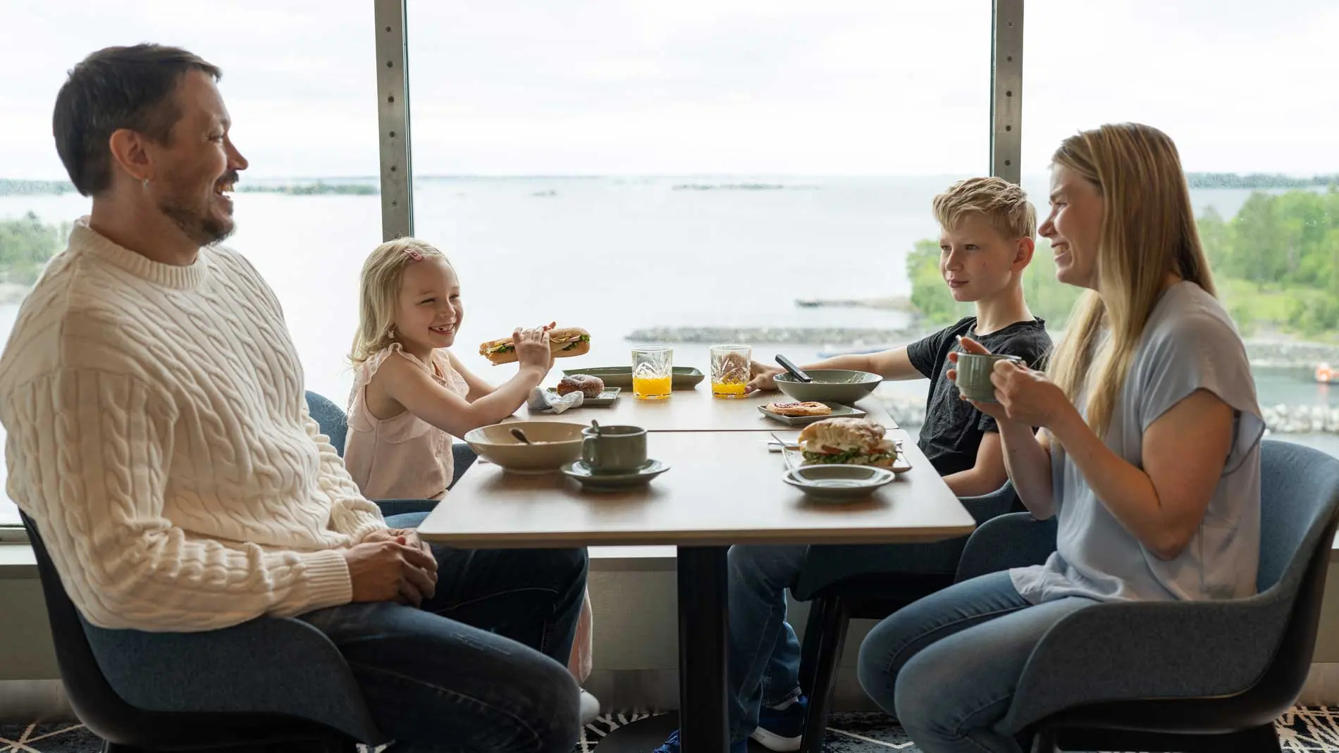 Perhe nauttimassa hyvästä ruoasta Fisherman's Bistrossa.