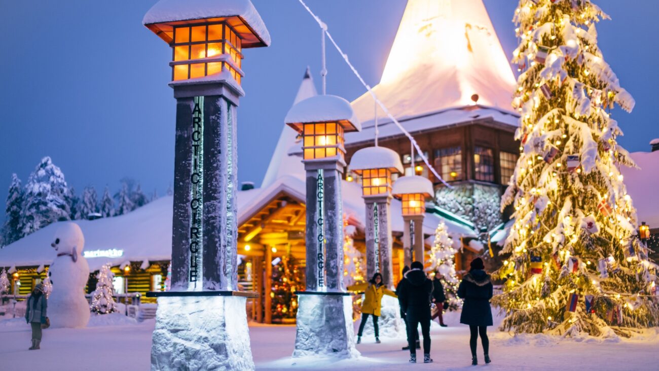 Winterliches Stadtbild mit Schnee und Tannenbaum in Rovaniemi