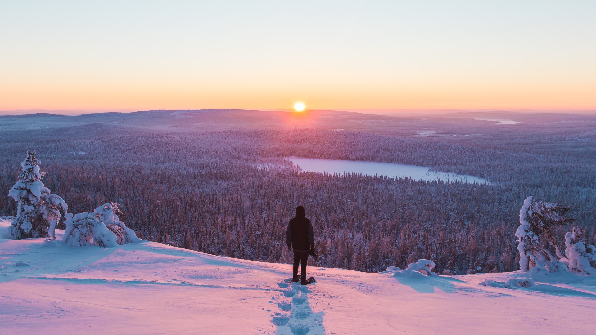 Aussicht vom Fjäll aufs winterliche Tal © Jordan Herschel