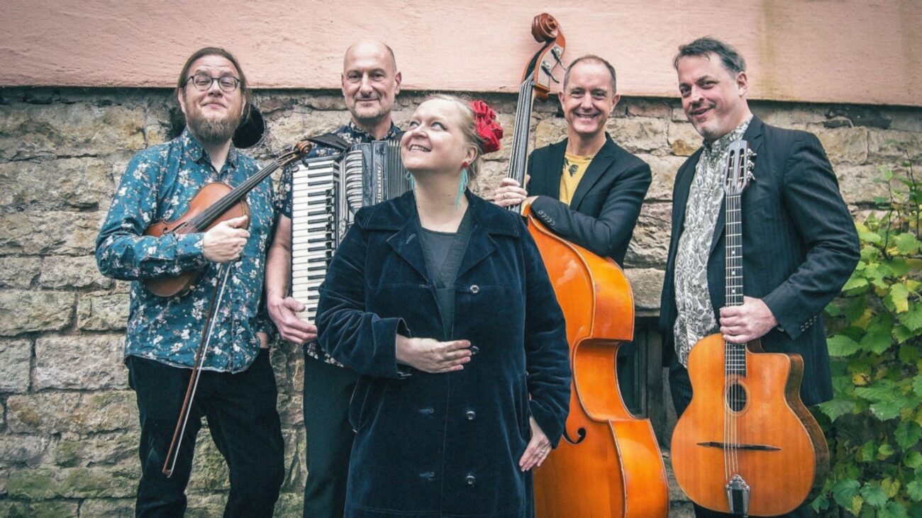 Band Uusikuu mit Instrumenten