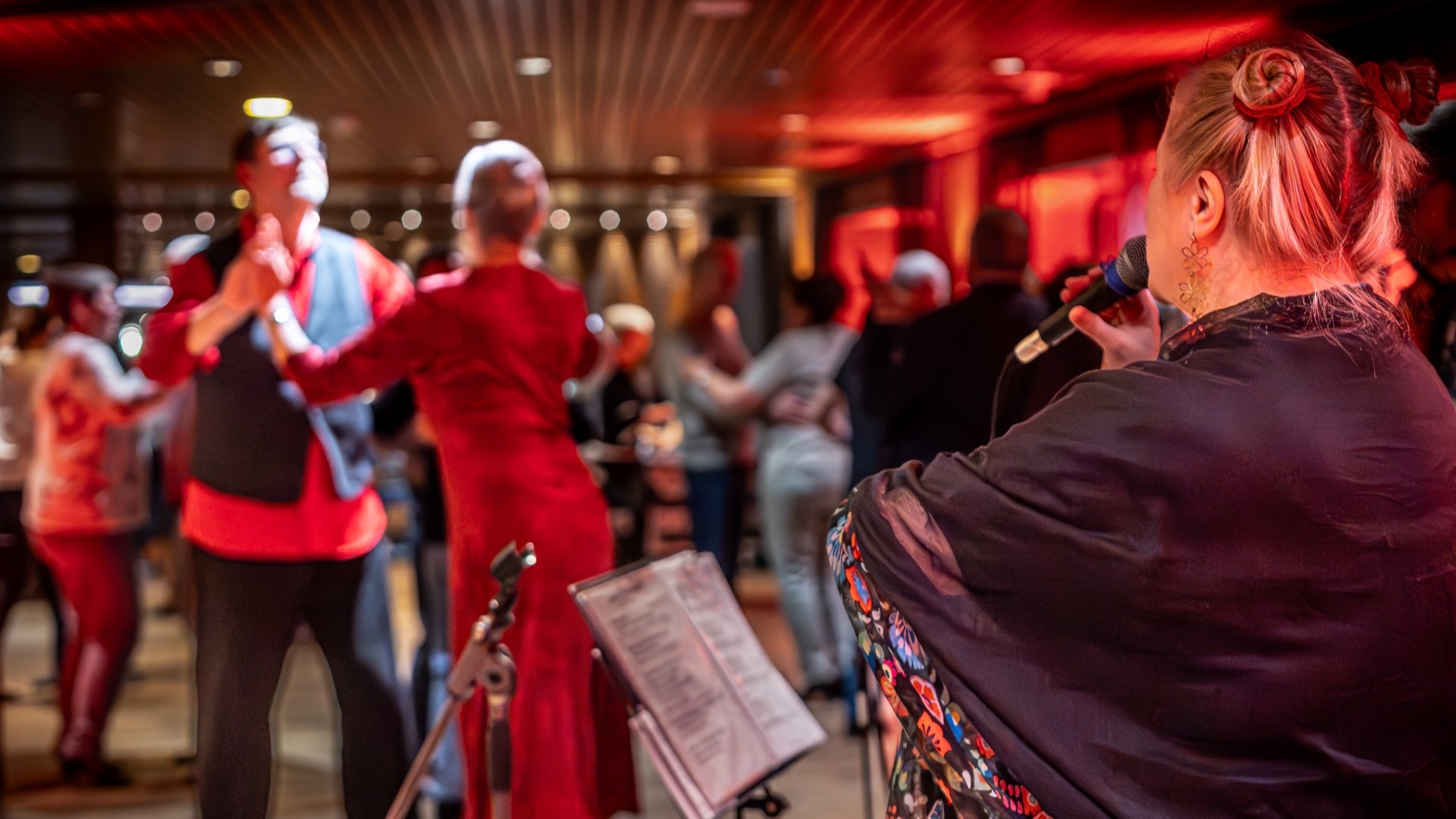 Sängerin und Tänzer auf Schiff