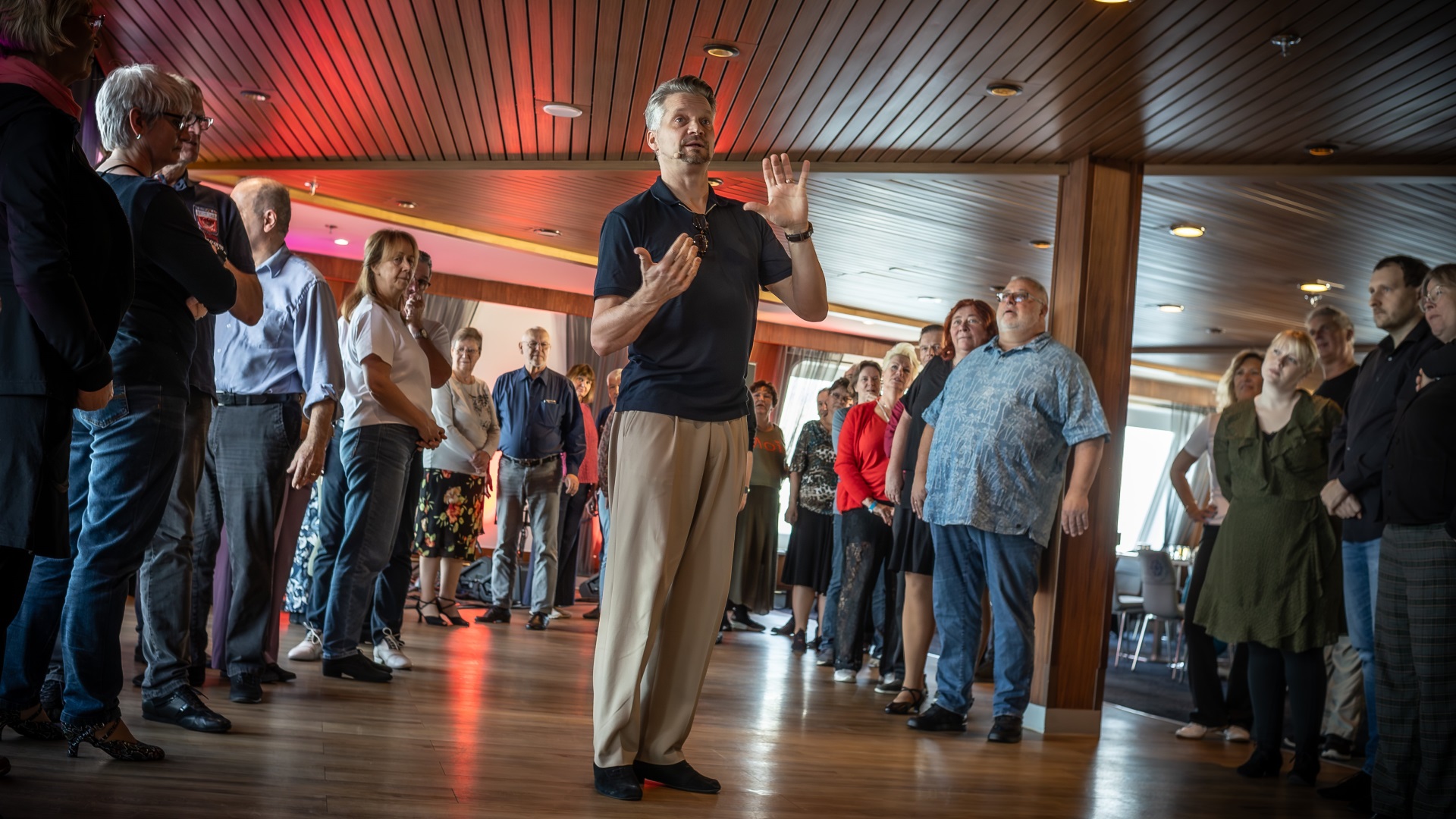 Tangolehrer auf Schiff