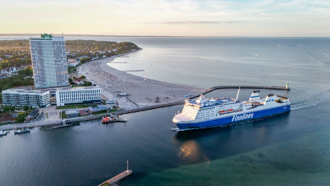 Fähre fährt in Travemünde ein