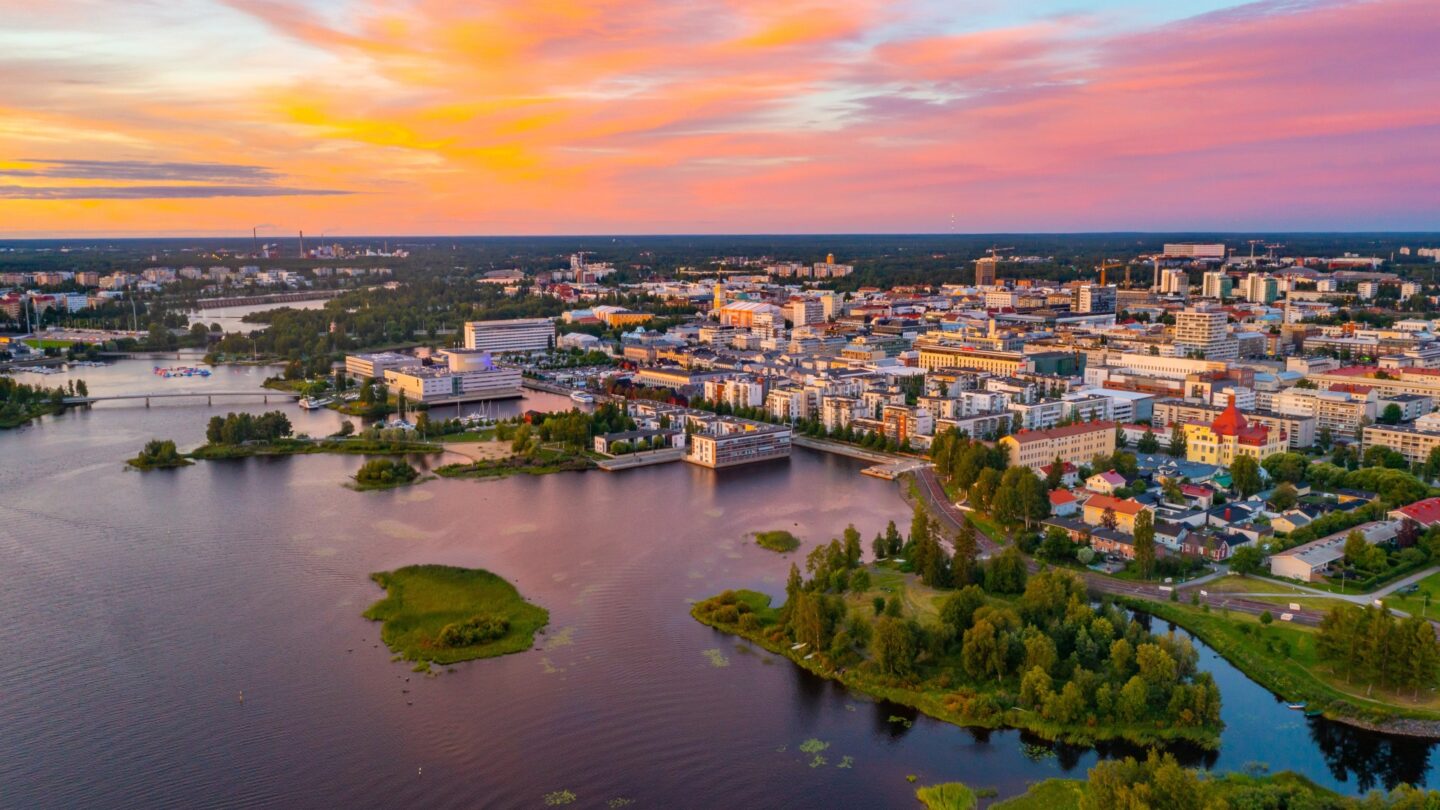 Panoramaansicht Oulu im Sonnenuntergang