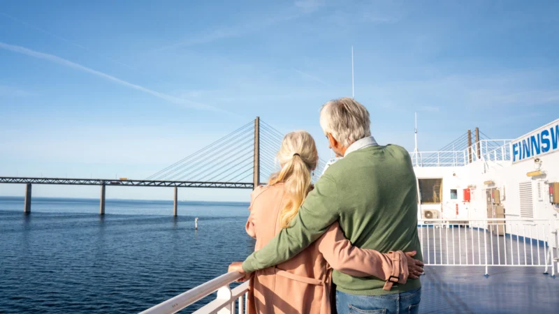 Paar auf der Finnlines-Fähre vor der Durchfahrt unter der Öresund-Brücke. 
