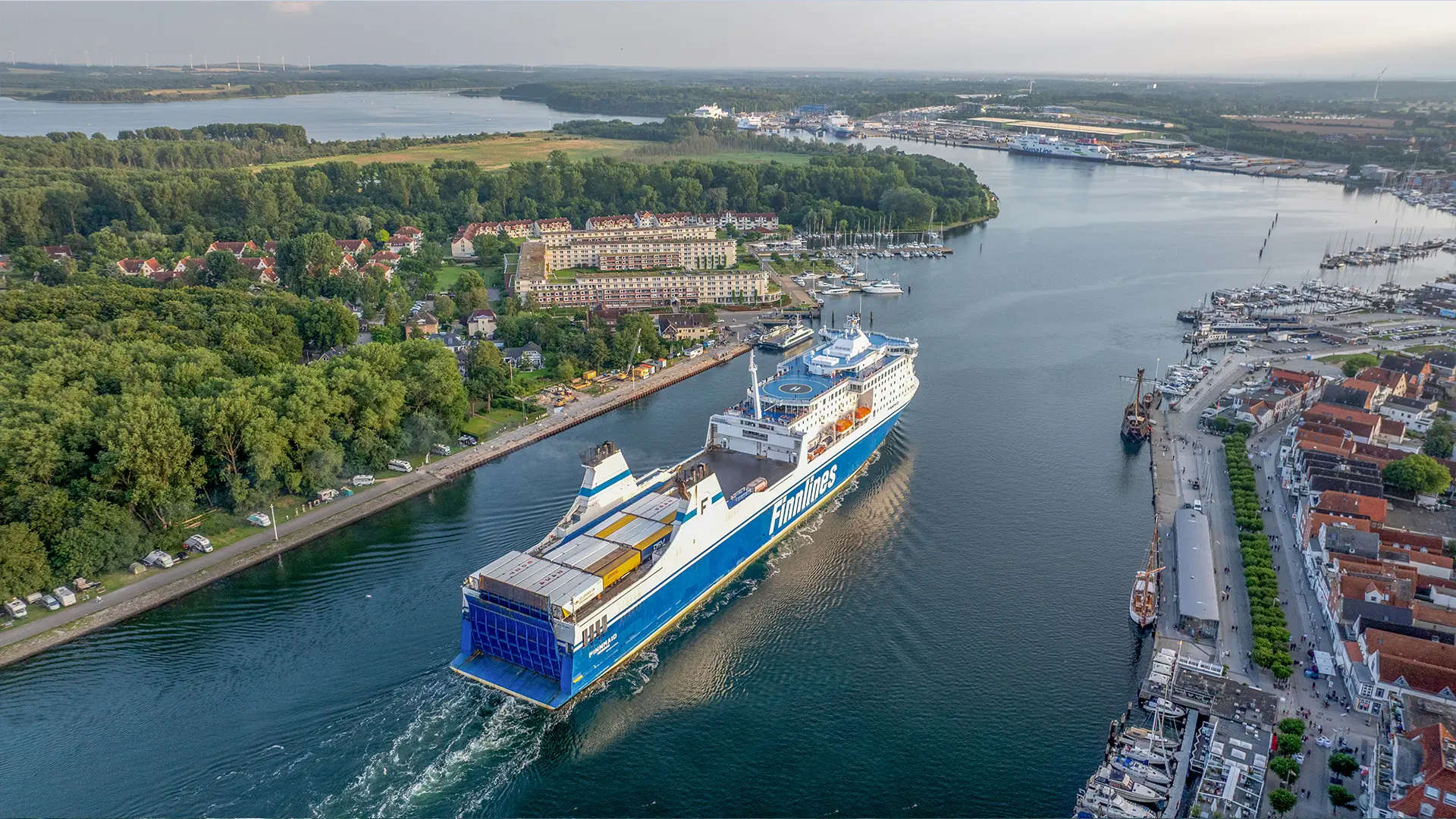 Finnlines-Fähre fährt in den Hafen Travemünde ein. 