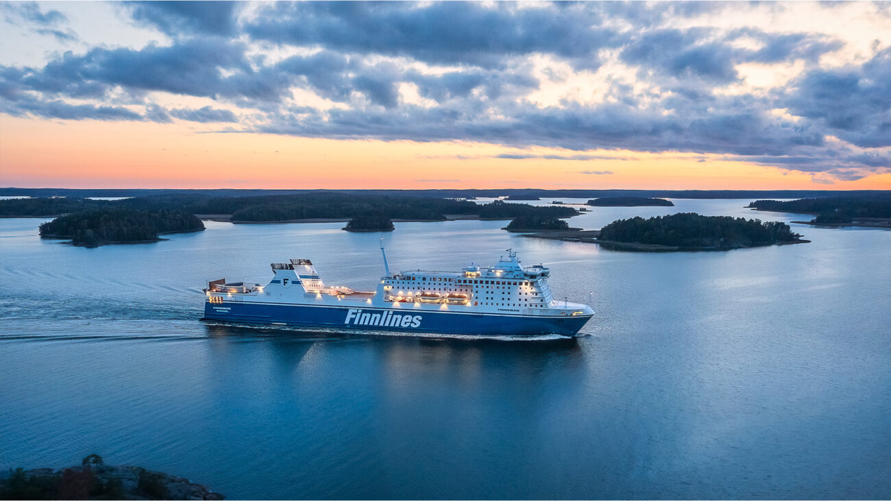 Finnlines-Fähre im Schärenmeer vor  Finnland