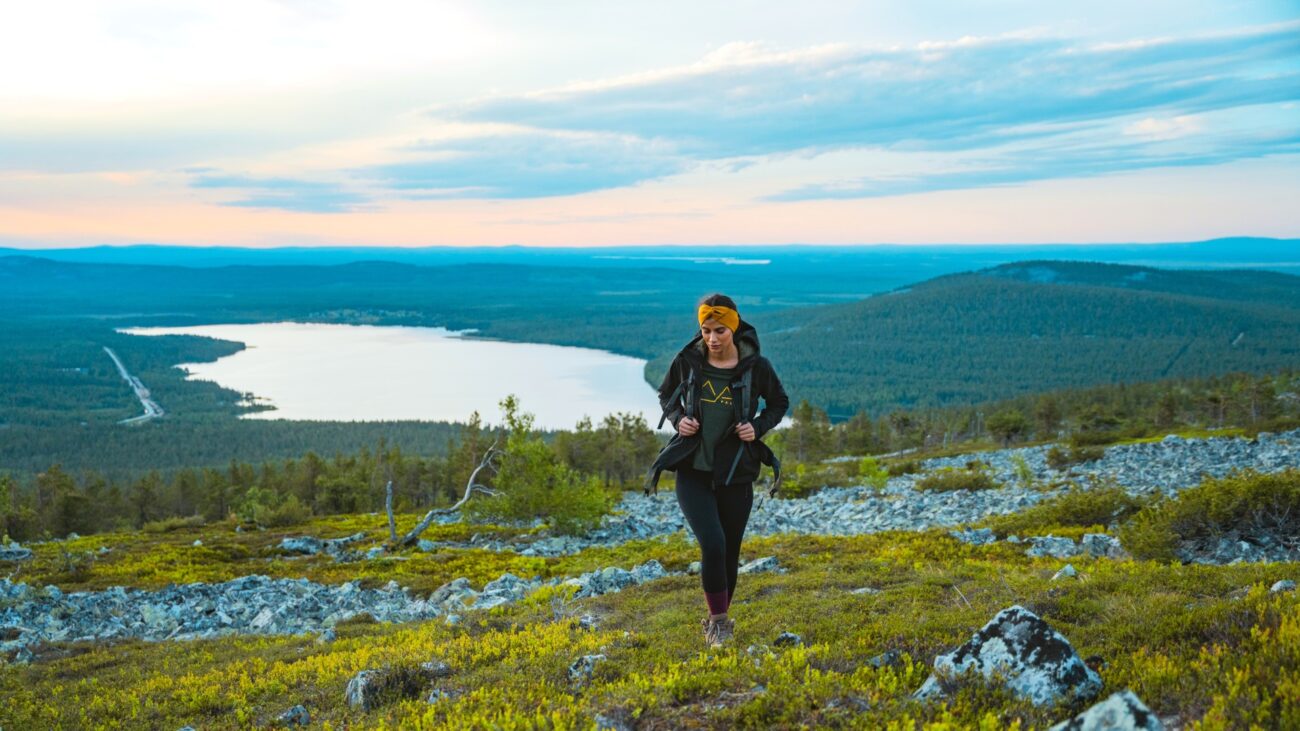 Frau wandert im Pyhä-Luosto-Nationalpark in Finnalnd.